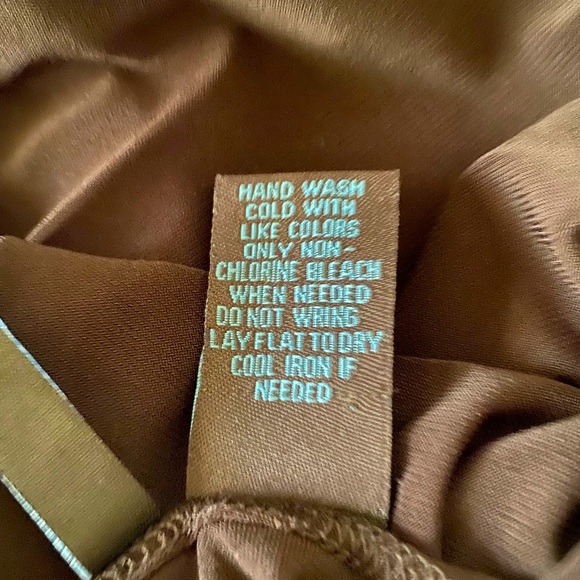 Saint Tropez West NWOT Flowing top with emblem. Polyester and spandex - Picture 8 of 8